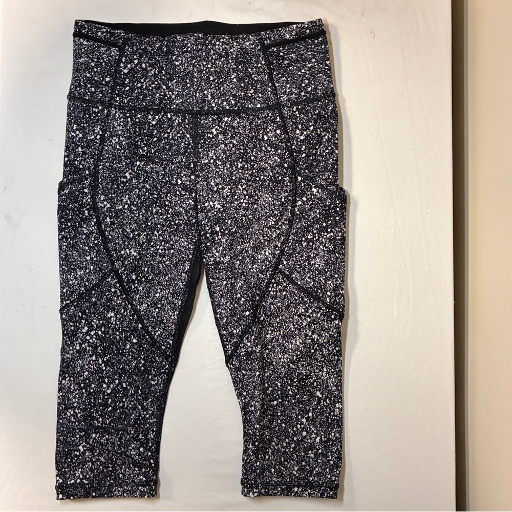 Lululemon Outrun Cropped Legging Sz6, 17in. Splatter black and white Stretch